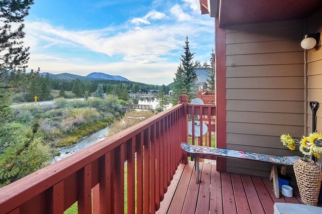 Building Photo - Furnished! Updated 3bed/3bath! 1 car garage! Heat included! Flexible lease terms!