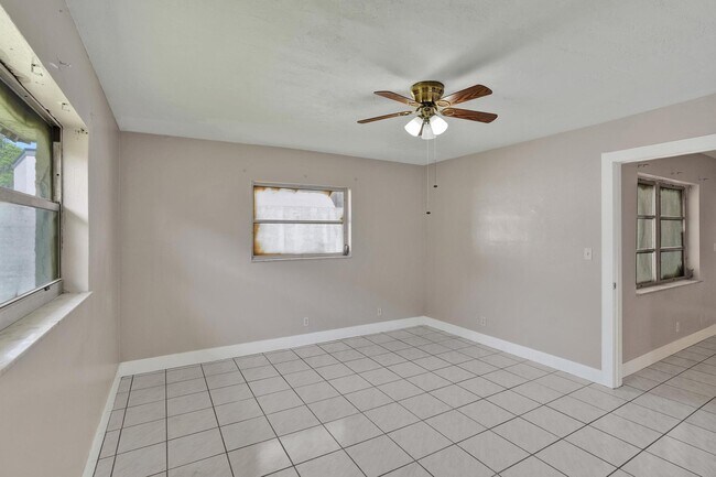 Building Photo - 7010-7012 NW 78th Ave