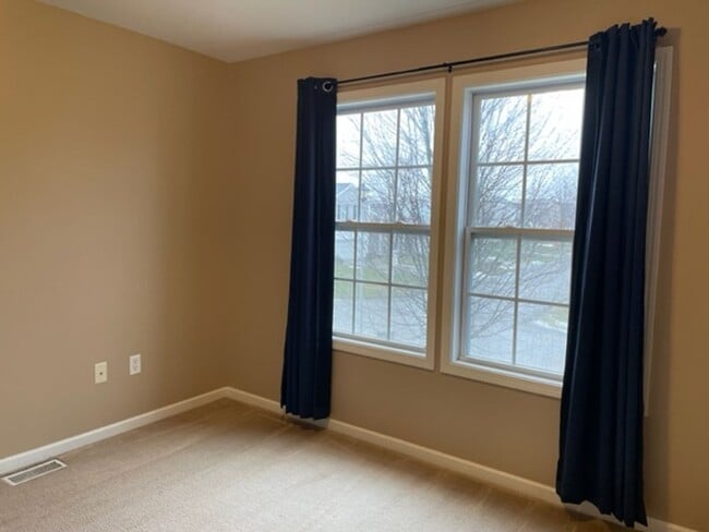Building Photo - 4 Bedroom House Available August In Gilmor...