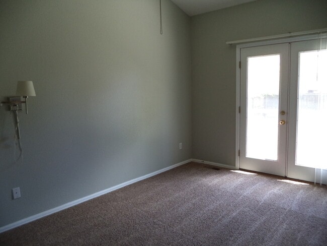 Building Photo - 3 bedrooms plus loft!  Main Floor Master plus so much more!