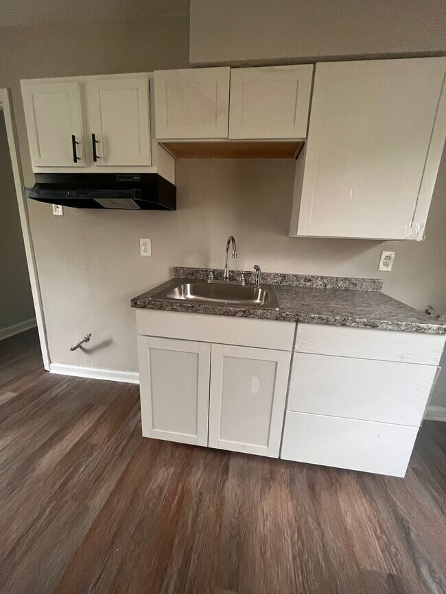 Building Photo - Newly Renovated Unit in Heart of Memphis