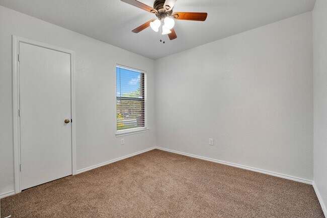 Building Photo - Charming 3 bedroom 2 Bathroom Home!