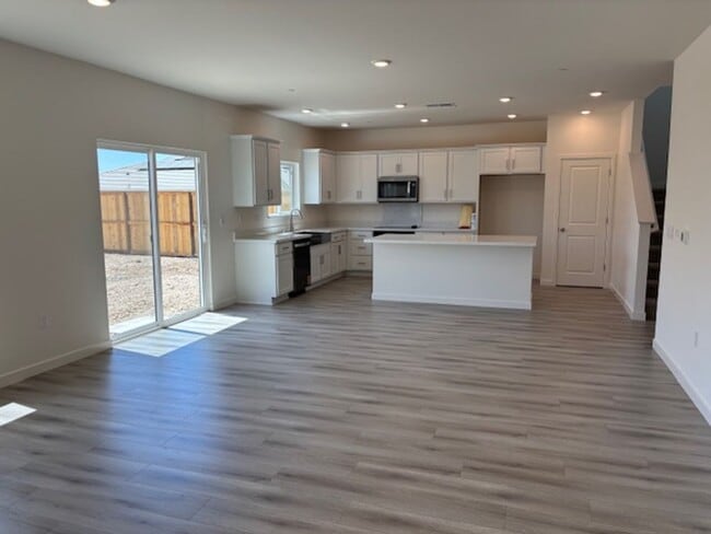 Building Photo - Newer DR Horton Smart Home with 5 Bedrooms and Bonus Loft