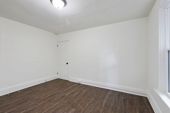 Building Photo - Charming 3 Bedroom 1.5 Bathroom Located in Uptown Harrisburg!