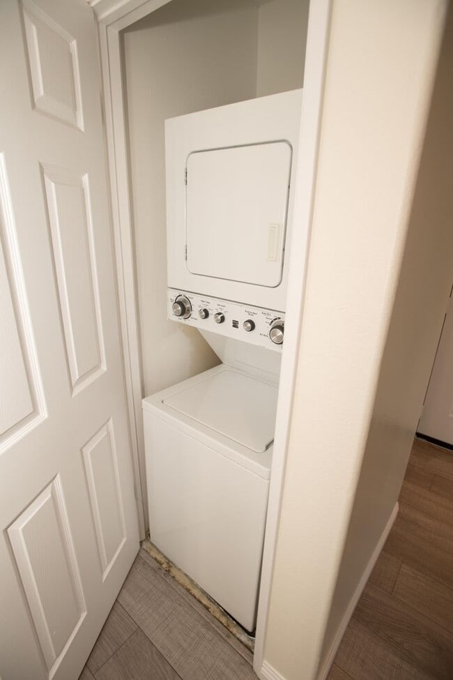 Building Photo - 2 Bedrooms | 2 Bathrooms | Shoppers Paradise