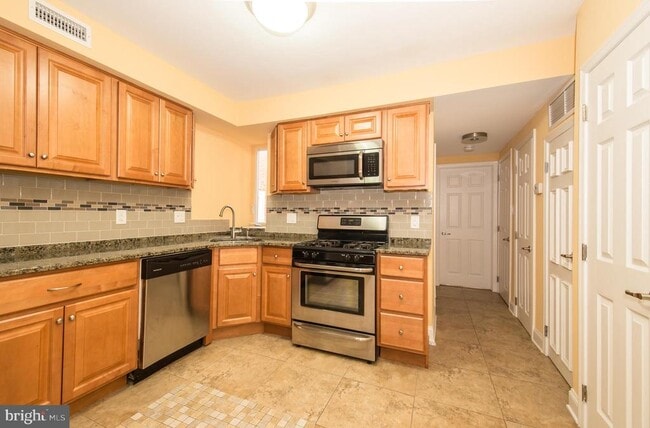 Building Photo - 246 S 22nd St