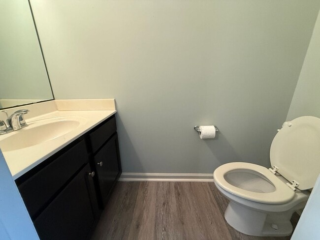 Building Photo - Beautiful 2 bedroom, 2.5 bath Town House