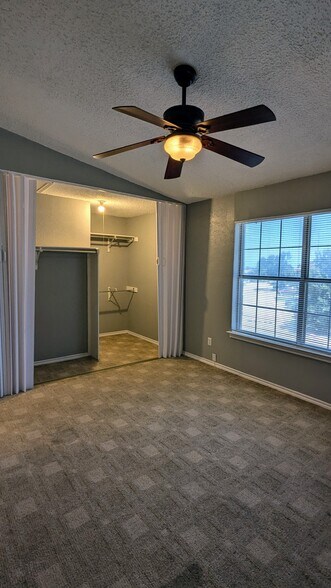 Building Photo - 1003 Vedral Pl