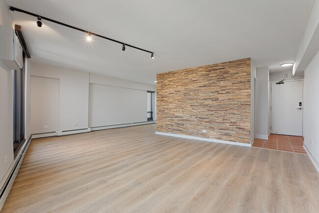 Building Photo - 6166 N Sheridan Rd