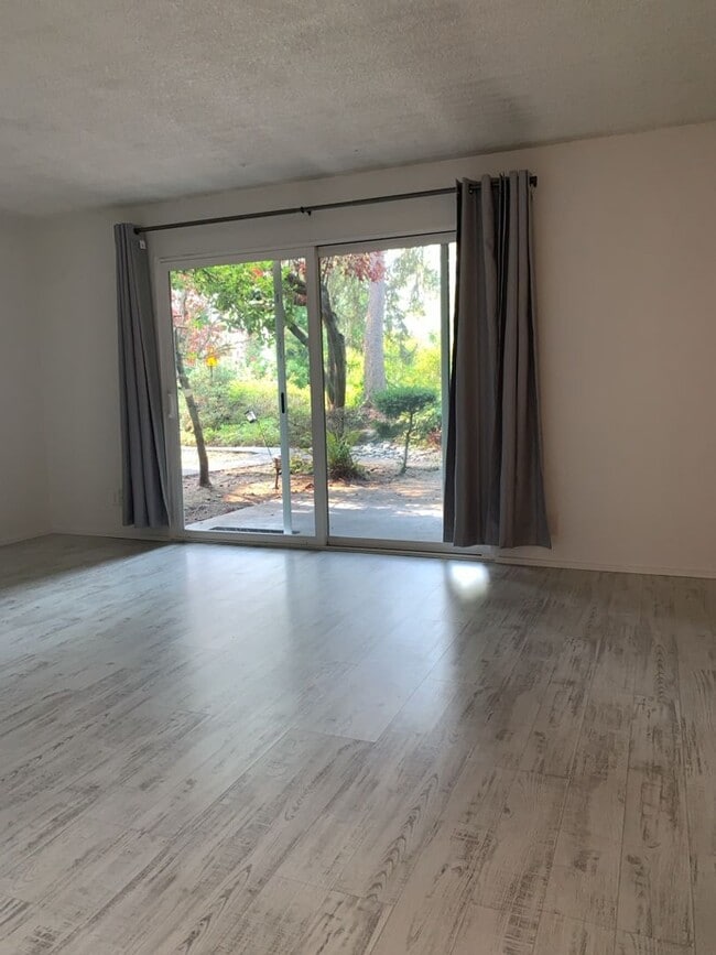 Building Photo - Ground floor Oasis -  1BD/1.5BA