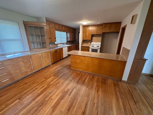 Building Photo - Louisville Farmhouse With Walkout basement
