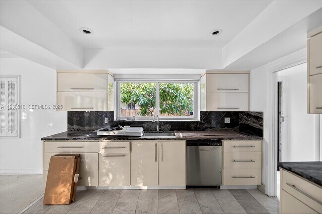 Building Photo - 1100 N Shore Dr