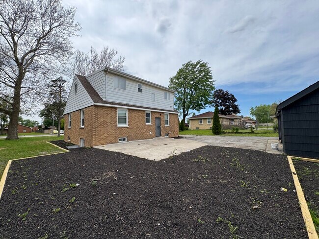 Building Photo - 16439 Cottage Grove Ave