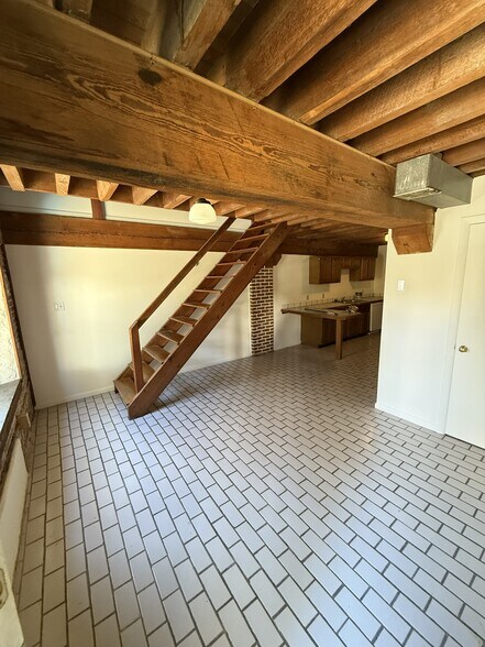 Entry - 11 Spruce St