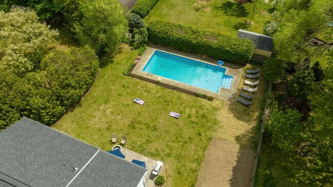 Building Photo - 10 James Dr