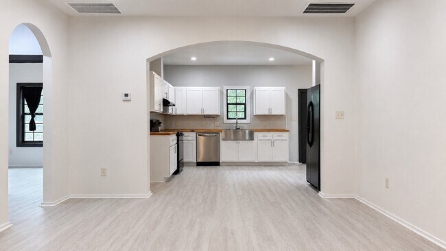 Building Photo - 11611 Walraven Dr
