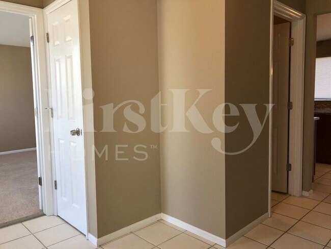 Building Photo - 16727 N Fork Ridge Dr