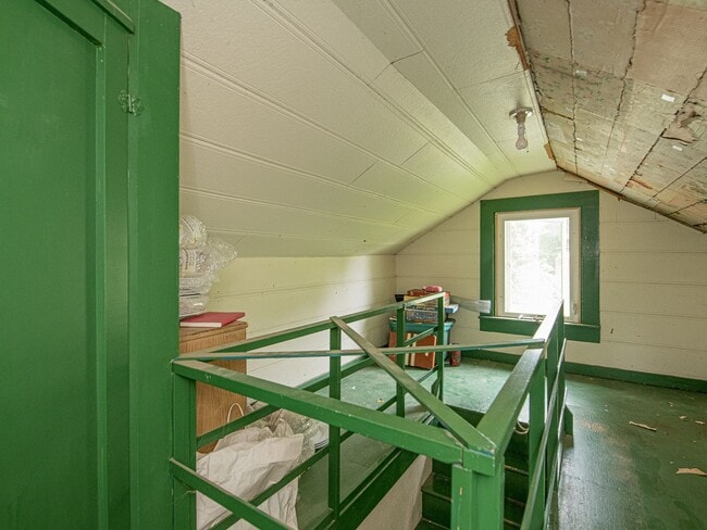Building Photo - Amazing vintage 2-bdrm/2-bath Cully home—G...
