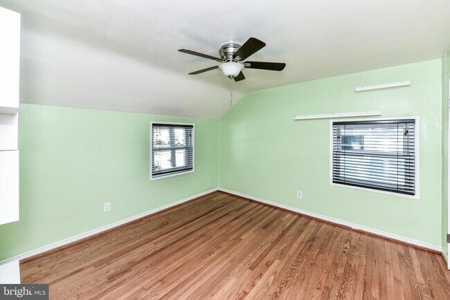 Building Photo - 1028 S Edison St