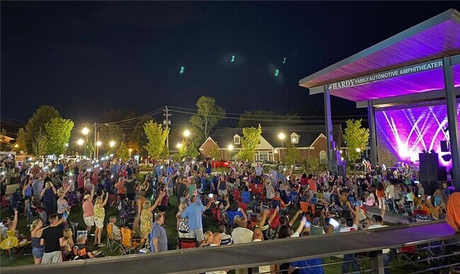 Building Photo - 4979 Paris Ave