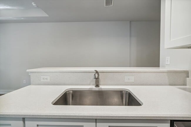 Building Photo - Live next to campus and all things Gainesv...