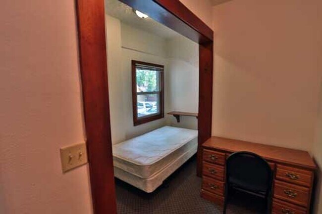 Interior Photo - 416-418