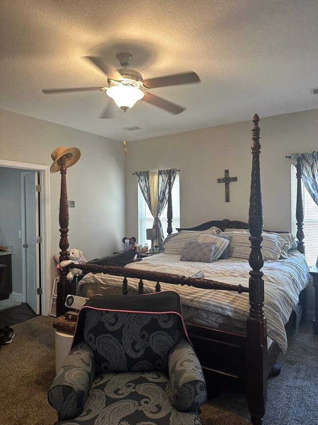 Building Photo - For Rent