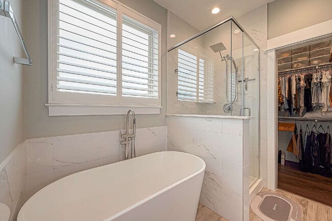 Building Photo - Modern home with 3 bedrooms, 3.5 bathrooms...
