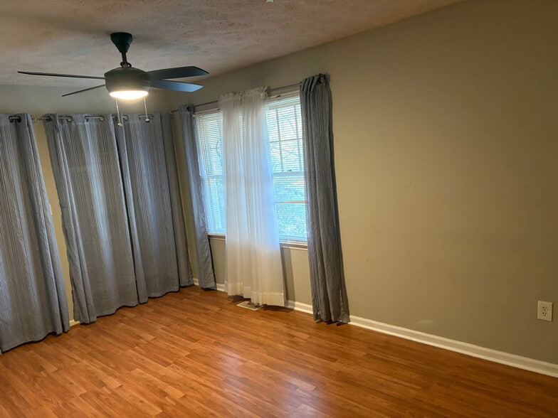 Building Photo - 404 Lake Front Dr