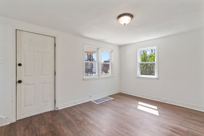 Building Photo - Cozy 3 Bedroom, 1.5 Bath Single Family Home!