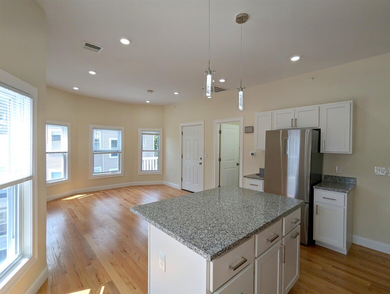 Building Photo - 2 Sacramento Pl