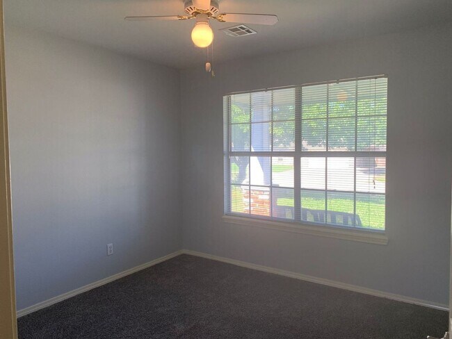 Building Photo - This beautifully updated three-bedroom, tw...