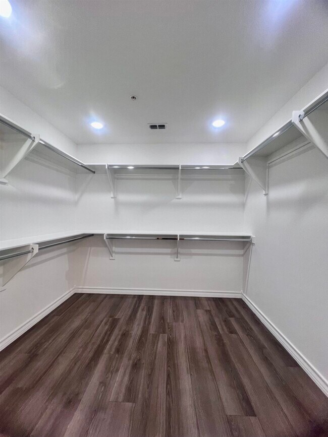 Building Photo - 9910 Bijan Dr