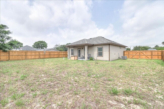 Building Photo - 2533 Lorine Dr