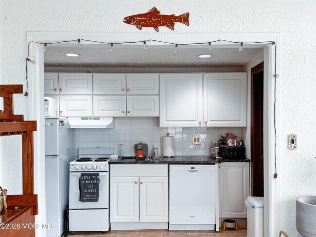 Building Photo - 19 Leroy Pl