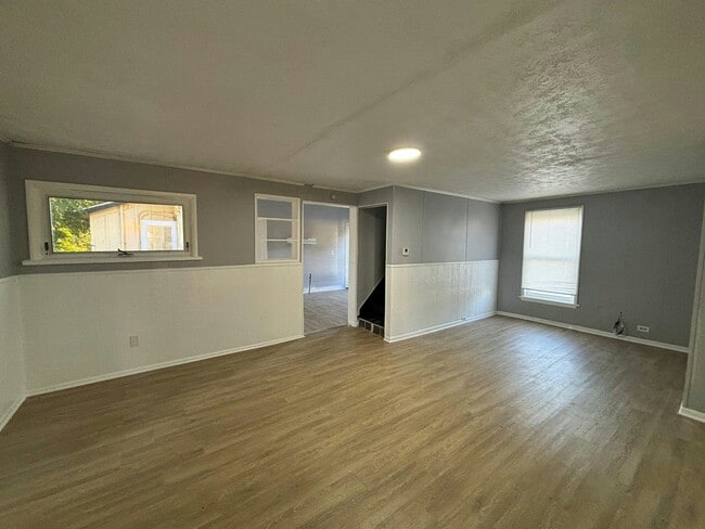 Building Photo - 519 Miami St