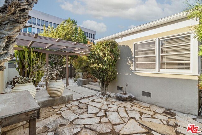 Building Photo - 920 Carrillo Dr