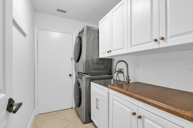 Building Photo - 753 Villa Portofino Cir
