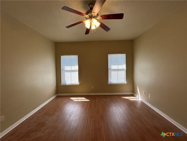 Building Photo - 3049 Pine Valley Dr