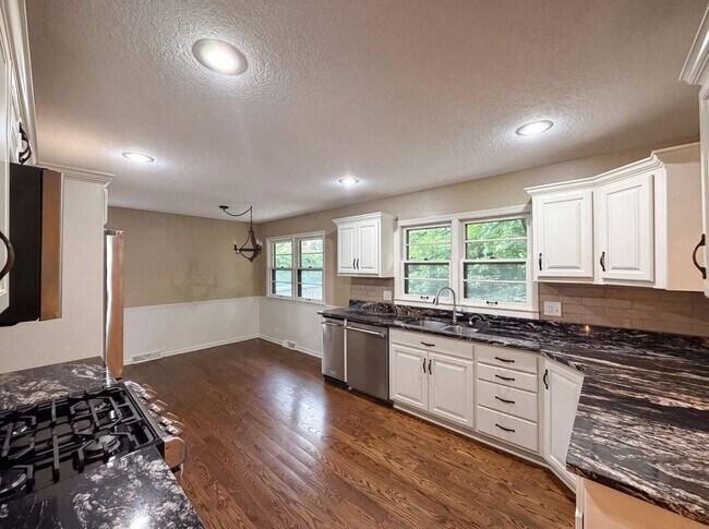 Building Photo - 4321 NW Briarcliff Ln