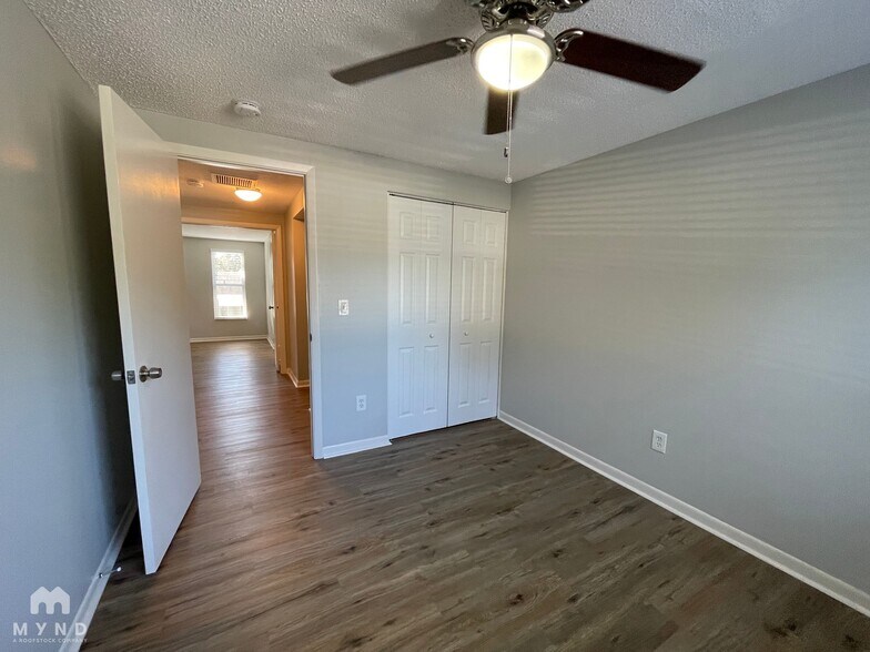 Building Photo - 1200 Lake Valrico Ln