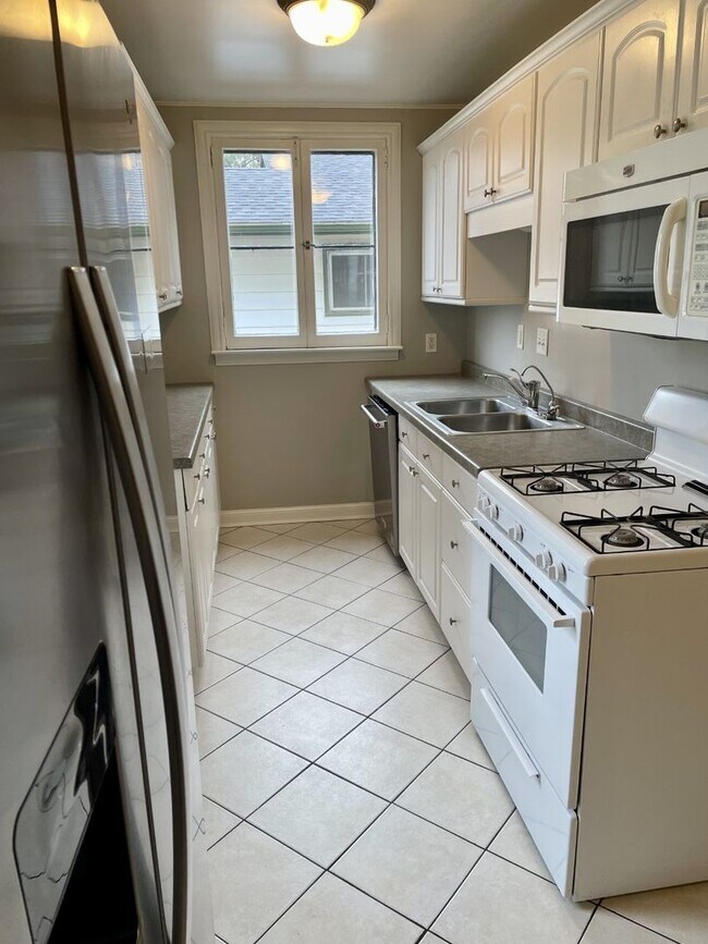 Building Photo - Huge 5-bed 2-bath house with 3rd level family room. Avail July 1 2026