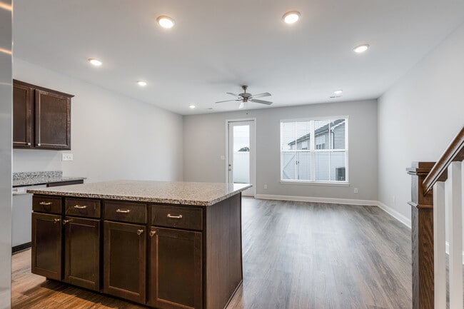 Building Photo - 7429 Thomas Ln
