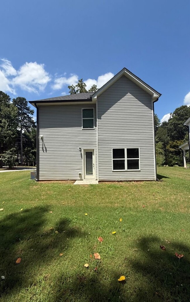 Building Photo - 2/2.5 single family home near Lake Lanier