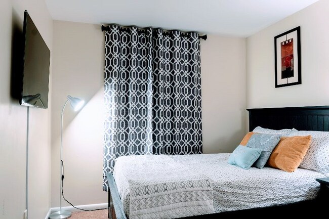 Building Photo - 2 Wimbledon Ln