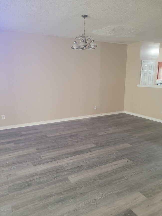 Building Photo - Four Bedroom Town Home Total Electric