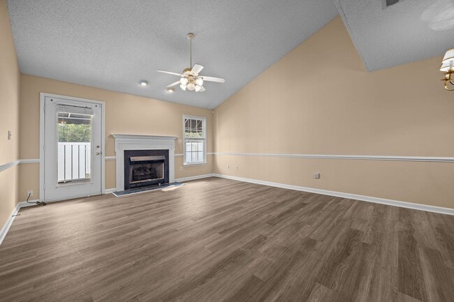 Building Photo - Charming Duplex in Dunn