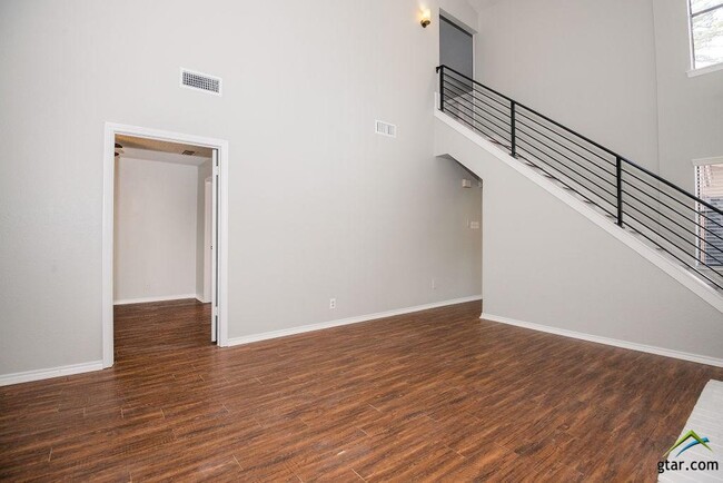 Building Photo - 5917 Hollytree Dr