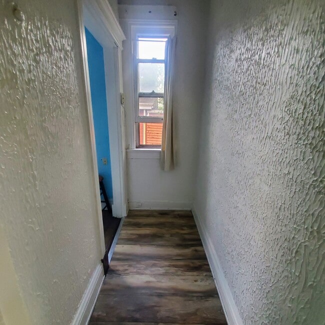 Building Photo - 2451 Maplewood Ave