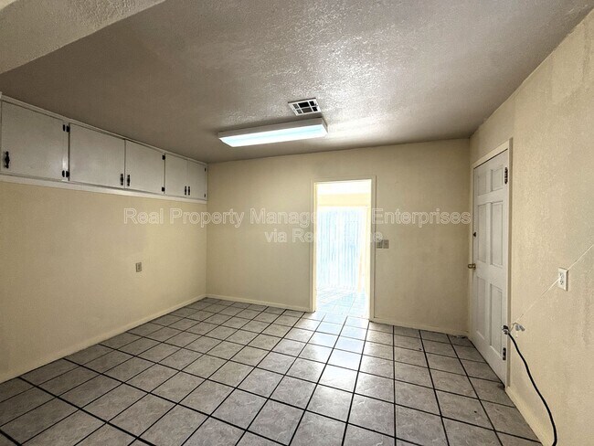 Building Photo - 1800 SW 15th St